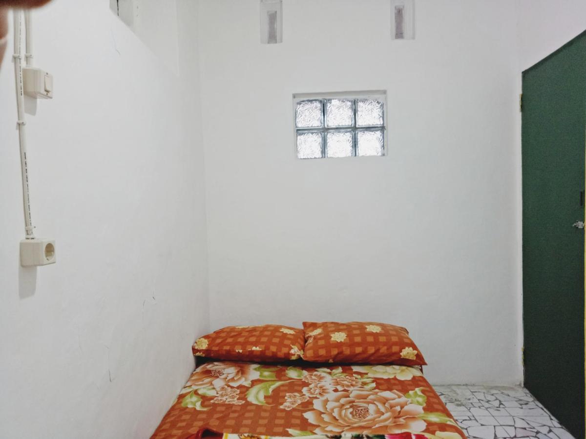 Griya Backpacker Pak Yon Bed and Breakfast Malang Eksteriør billede