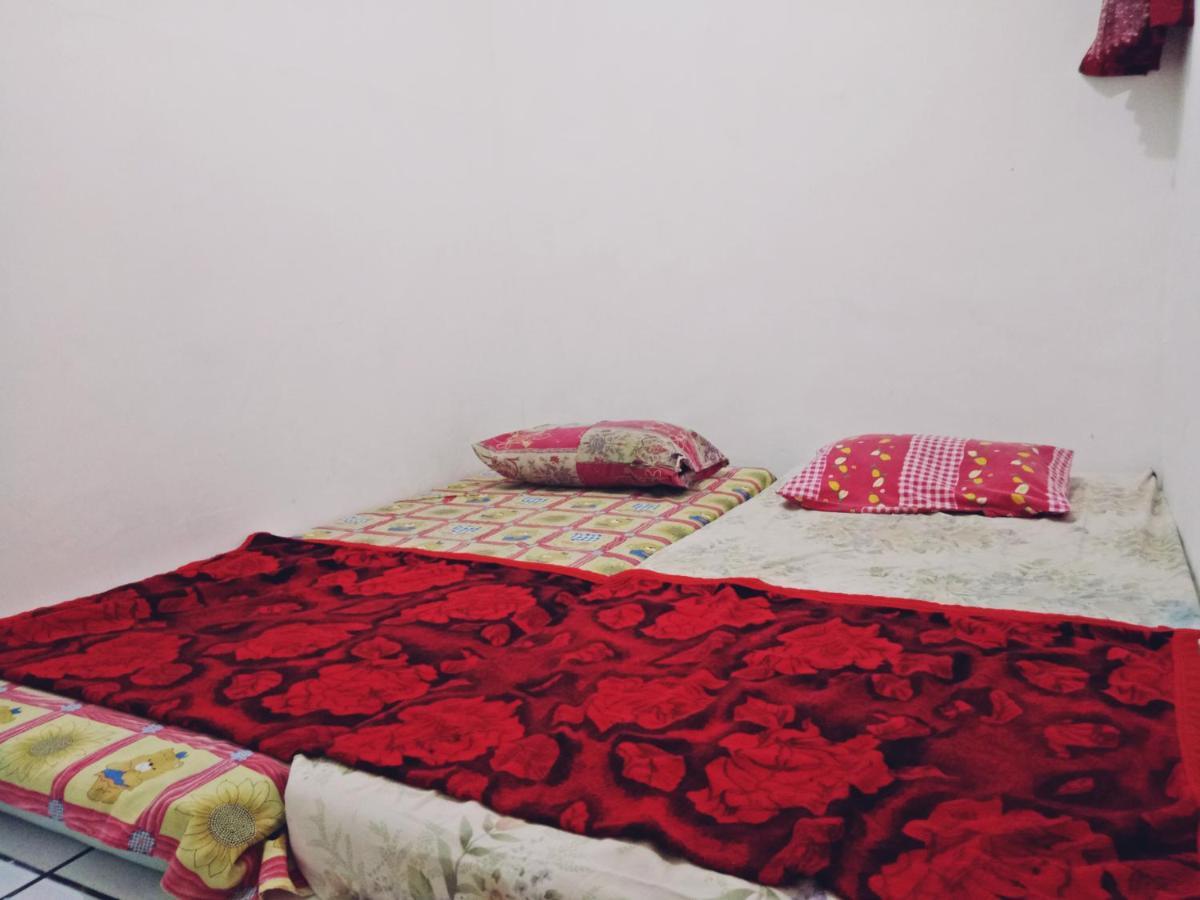 Griya Backpacker Pak Yon Bed and Breakfast Malang Eksteriør billede