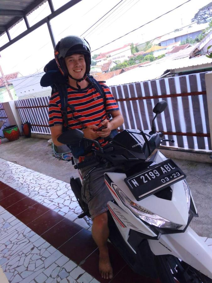 Griya Backpacker Pak Yon Bed and Breakfast Malang Eksteriør billede