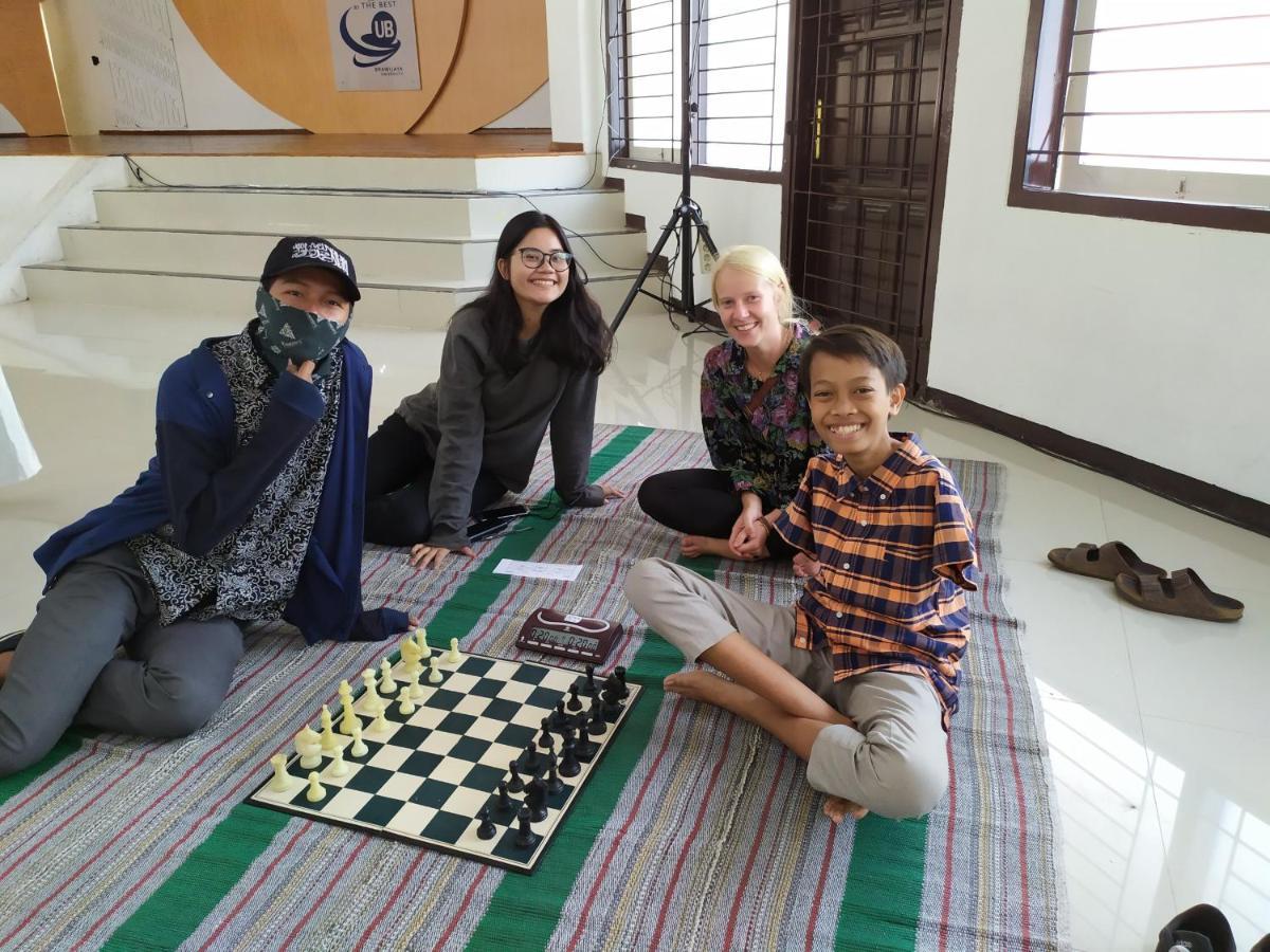 Griya Backpacker Pak Yon Bed and Breakfast Malang Eksteriør billede