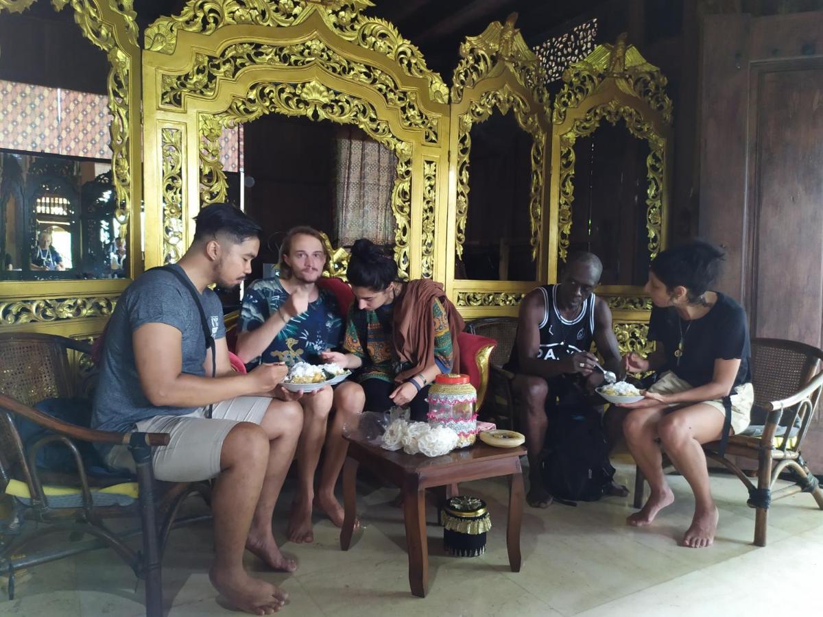 Griya Backpacker Pak Yon Bed and Breakfast Malang Eksteriør billede